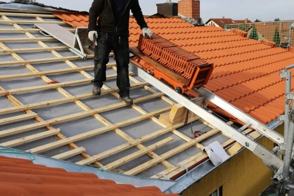 Couvreur proposant un devis personnalisé et gratuit pour divers travaux de toiture  